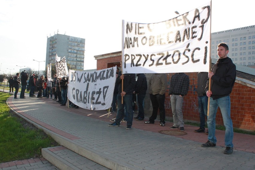 Absolwenci klas górniczych pikietowali przed siedzibą JSW.