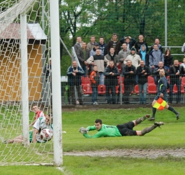 W ten sposób padł gol dla "Bogdanki&#8220;. Mateusz Mikler (na dalszym planie) minął bramkarza Krzysztofa Bejcara i z ostrego kąta skierował piłkę do siatki.