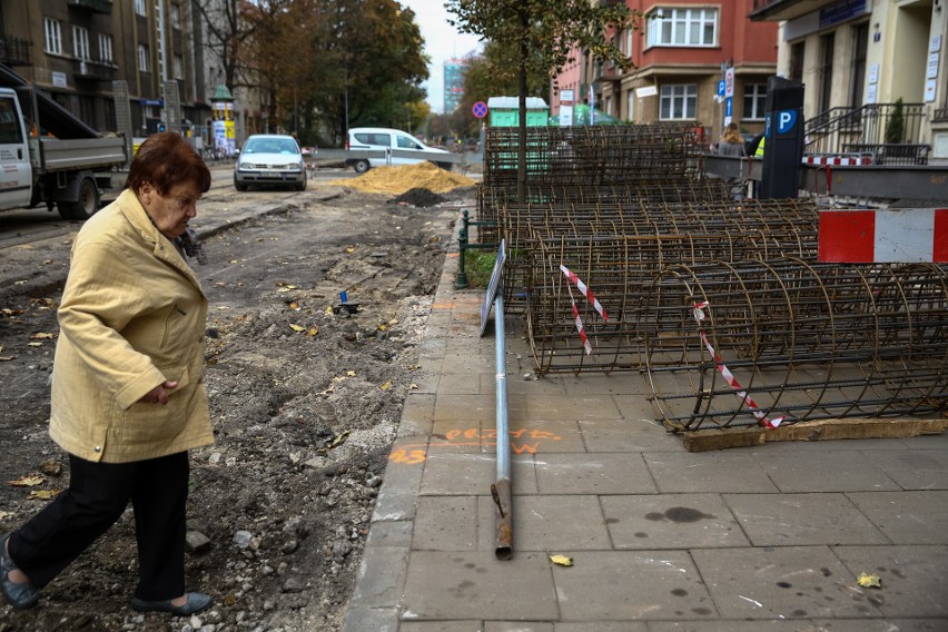 Na remontowanej ul. Królewskiej zrywają kostkę. Mieszkańcy: ależ ona jest cenna i zabytkowa!