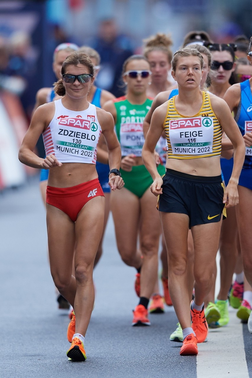 Polka Katarzyna Ździebło (L) na stracie chodu na 20 km,...