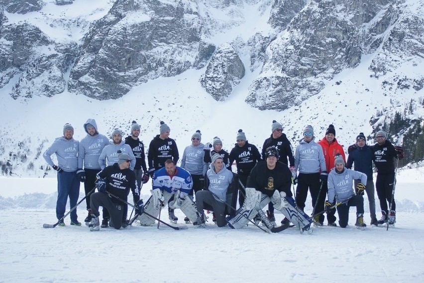 Tatry. Zagrali w hokeja na Morskim Oku. TPN nie dał im na to zgody 