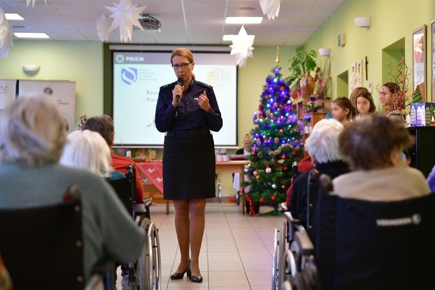 Policja odwiedziła seniorów w Domu Pomocy Społecznej w...