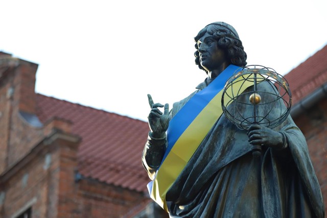 Pomnik Kopernika z flagą Ukrainy. Zdjęcie z 2 marca 2022 roku