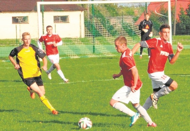 OKS Opatów pewnie wygrał u siebie z Zorzą Tempo Pacanów 4:0. Przy piłce pomocnik gospodarzy Daniel Dzietko.