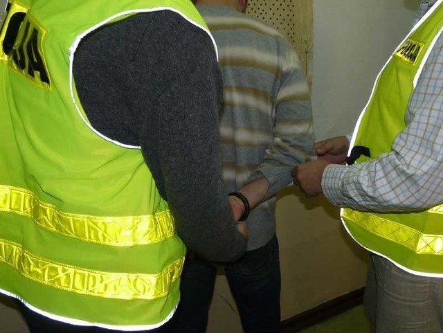 Policjanci zatrzymali mężczyznę, który chciał wyłudzić 138 tysięcy złotych.
