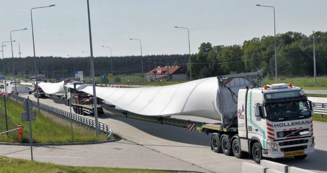 Sześćdziesiąt sześć ciężarówek, przewożących na Ukrainę elementy turbin wiatrowych, musiało być odprawionych w niestandardowych warunkach. Z powodu rozmiaru ładunku było to możliwe jedynie poza przejściem granicznym, na autostradzie.Funkcjonariusze z Placówki Straży Granicznej w Korczowej rozpoczęli odprawę pojazdów przewożących nienormatywny ładunek, olbrzymie elementy składowe wiatraków, z których powstanie na Ukrainie elektrownia wiatrowa.ZOBACZ TEŻ: Turbina wiatrowa spadła z naczepy i uszkodziła ciężarówkę na niemieckiej autostradzieŹródło: RUPTLY/x-news