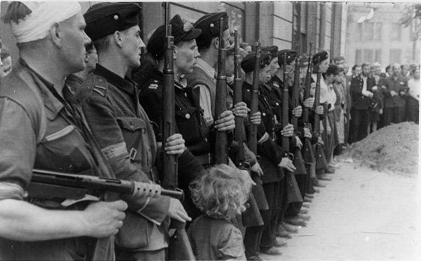Żołnierze Batalionu „Kiliński” sfotografowani podczas powstańczego pogrzebu na ul. Zgoda