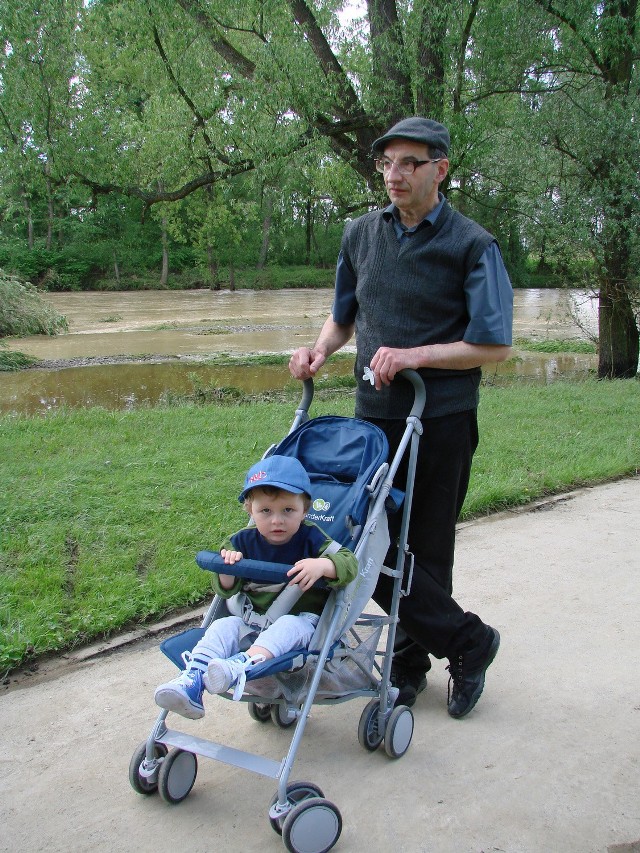 Andrzej Daczyński, dziadek 2-letniego Maksa, wczoraj z wnukiem spacerował nad Sołą, gdzie było  jeszcze widać wodne zastoiska