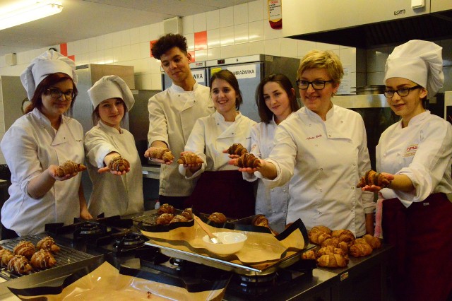 Uczniowie Technikum Gastronomicznego w Zespole Szkół-Małopolskiej Szkole Gościnności w Myślenicach w szkolnej pracowni z Sylwią Bałą, finalistką "Bake Off - Ale Ciacho".