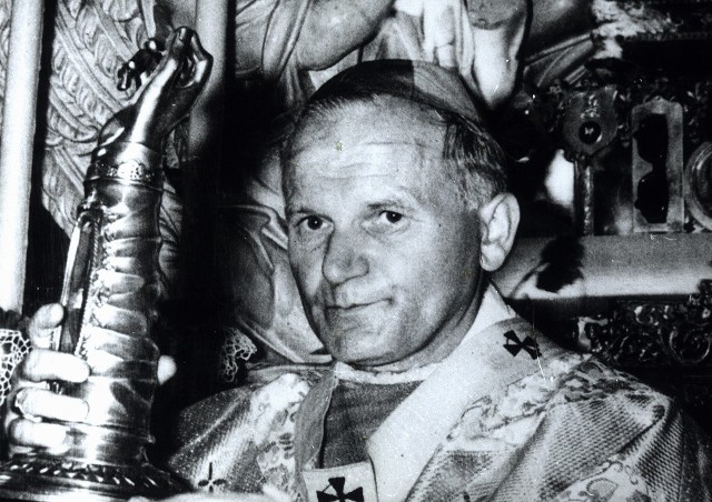Jan Paweł II kilkakrotnie odwiedzał Klasztor Ojc&oacute;w Cysters&oacute;w w Jędrzejowie.