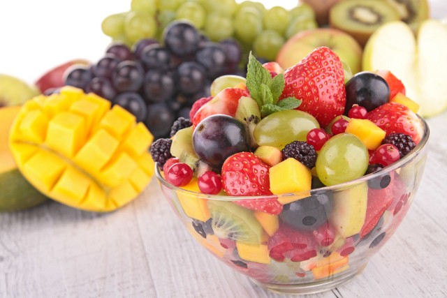 Ze względu na to, że owoce mają dużą zawartość cukru, należy jeść je z umiarem. Zbyt duża ich ilość w codziennej diecie może przyczyniać się do skoków poziomu cukru we krwi i sprzyjać otyłości. Jest jednak wiele owoców, które mają niewiele cukru i są małokaloryczne. Np. kilka kęsów truskawek, malin, czerwonych porzeczek czy arbuza wystarczy, by nasycić żołądek. Dlatego są one niezastąpione latem jako lekka przekąska.