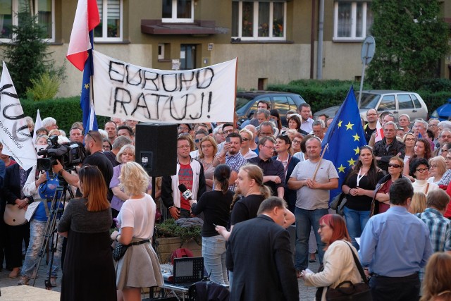 Demonstracja pod hasłem „Europo nie odpuszczaj” we wtorek 3 lipca przy Sądzie Okręgowym przy ulicy Francuskiej w Katowicach zgromadziła około 200-300 osób