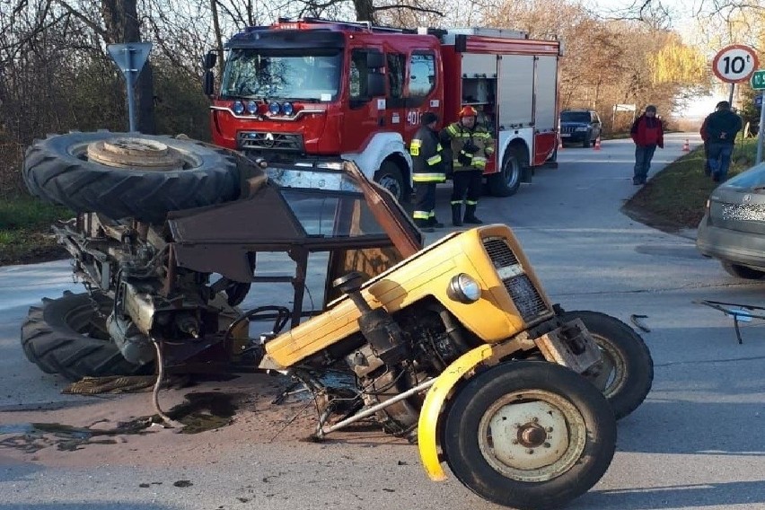 Zborów, powiat buski. Zderzenie ciągnika rolniczego z osobówką. Jedna osoba została ranna [ZDJĘCIA]