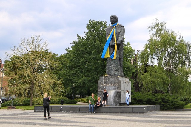 Na pomniku Adama Mickiewicza wisi duża niebiesko-żółta flaga. Zawisła na szyi wieszcza jako wyraz solidarności Poznania z walczącym narodem ukraińskim. Pomnik przyciąga uwagę mieszkańców, jak i turystów. Pamiętajmy, że samych flag Ukrainy w stolicy Wielkopolski jest znacznie więcej. Wiszą nie tylko na obiektach publicznych, ale także na prywatnych posesjach i blokach mieszkalnych.Zobacz zdjęcia! --->