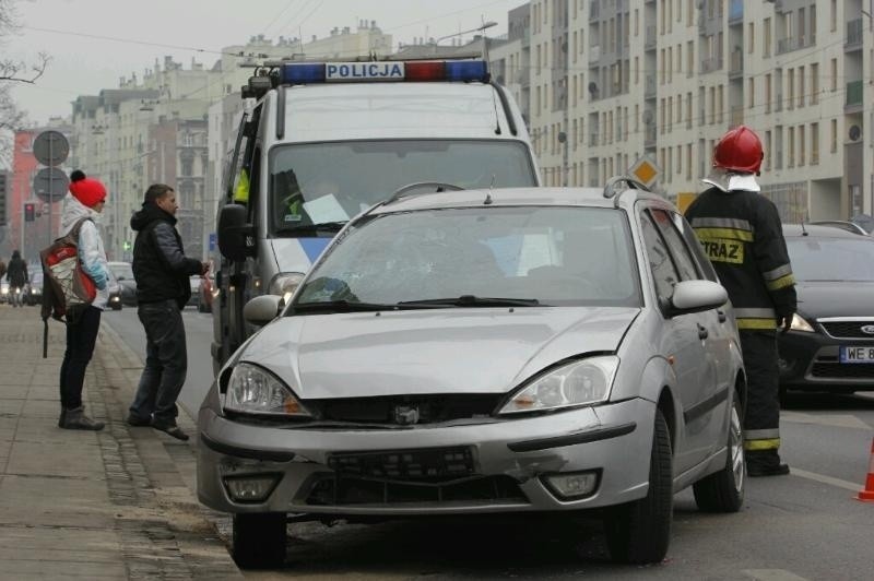 Wrocław: Wypadek na Pułaskiego. Audi zderzyło się z fordem (ZDJĘCIA)