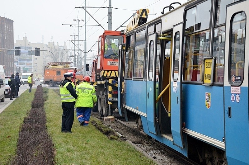 Wrocław: Wykolejenie tramwaju na pl. Dominikańskim (FOTO, OBJAZDY)