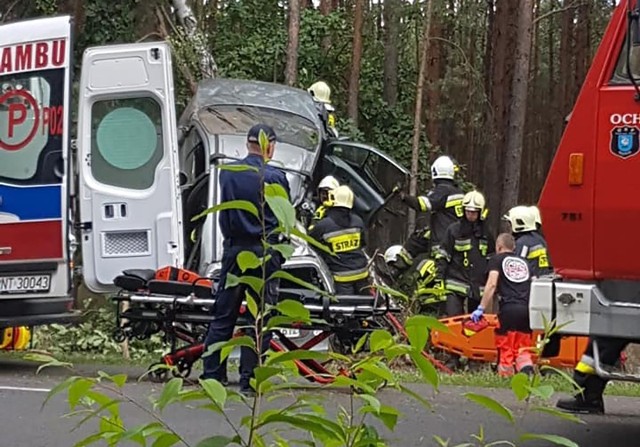 Do poważnego wypadku doszło na trasie Chlastawa - Zbąszyń. Rozpędzone renault uderzyło w drzewo. Pasażer był zakleszczony w kabinie samochodu. Prowadził pijany obywatel Ukrainy.Kierujący renault zjechał z drogi i z dużą szybkością uderzył w drzewo. Na miejsce przyjechały służby ratunkowe. Strażacy zawodowi oraz z OSP Nądnia wycinali zakleszczonego w rozbitym aucie pasażera.Okazało się, że kierowca był kompletnie pijany. To obywatel Ukrainy, który w dodatku nie miał prawa jazdy. Kierowca i pasażer zostali przewiezieni do szpitala.Żeby pomoc drogowa mogła zabrać rozbite renault trzeba było ściąć drzewo.Zobacz też: PIJANY KIEROWCA MIAŁ PROBLEMY Z ZAPARKOWANIEM POD KOMENDĄ POLICJI W GORZOWIE