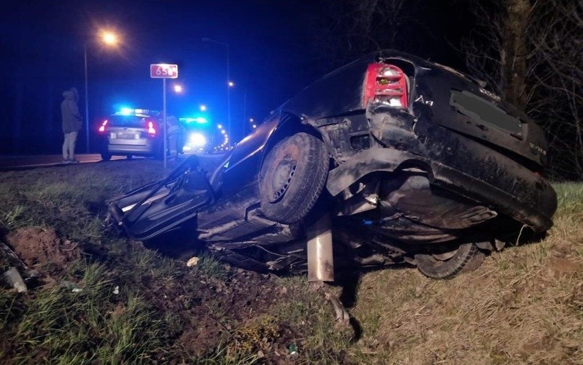 Kukowo. Rozbił auto w rowie, i zostawił w nim brata (zdjęcia)