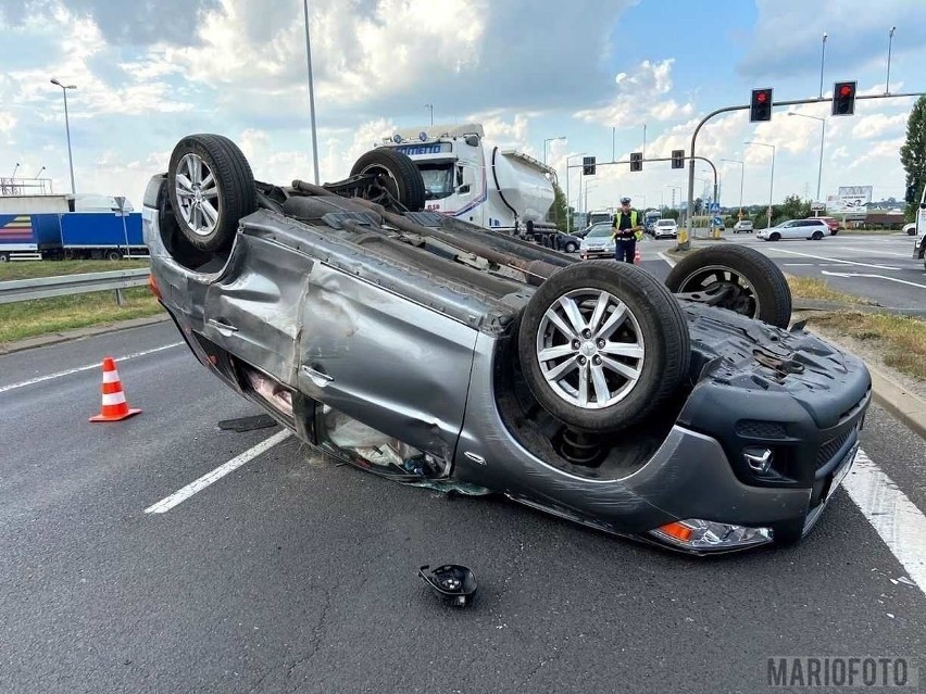 Karetka zderzyła się z samochodem osobowym, który przewrócił...