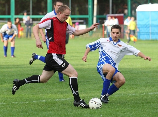 Piłkarze Jantara Ustka i Poloneza Bobrowniki (biało-niebieskie stroje)wygrali swoje spotkania.