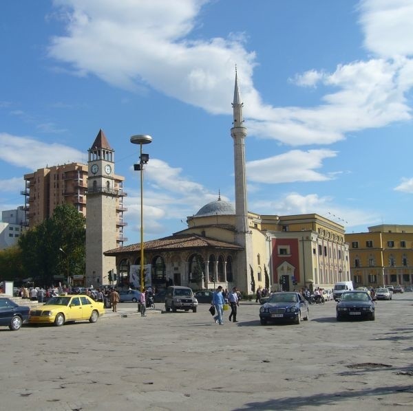 Centralny plac Tirany, a przy nim meczet, jedyna ciekawa budowla.