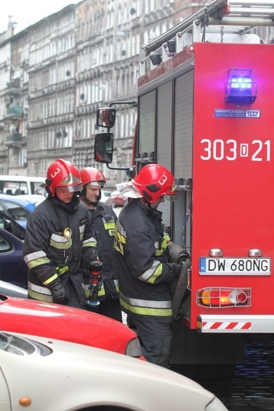 Wrocław: Pożar przy Mierniczej. Zginął niepełnosprawny 33-letni mężczyzna (ZDJĘCIA)