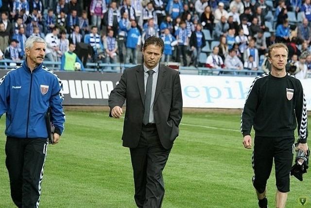 Jurij Szatałow (w środku) pozostanie na stanowisku trenera Polonii Bytom