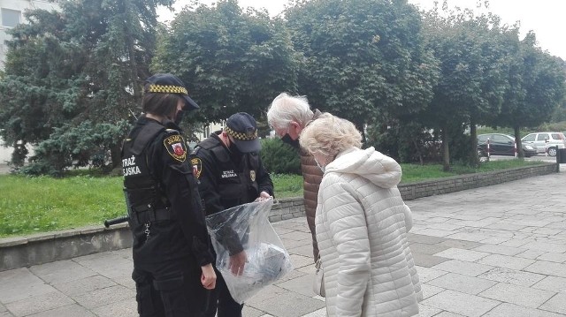 Ratusz przygotował 300 pakietów. Oprócz strażników, maseczki rozdawali także kontrolerzy biletów w autobusach i tramwajach.