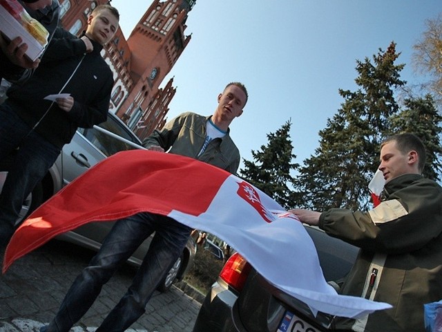 Grupa mlodziezy zapalila w czwartek znicze przed pomnikiem Zolnierza Polskiego w Slupsku, aby uczcic w ten sposób ofiary katastrofy pod Smolenskiem.