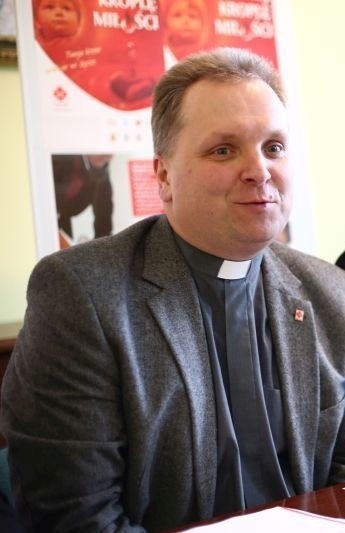 - Pomóżmy Ukrainie, tam na prawdę potrzeba wszystkiego - mówi ksiądz Robert Kowalski, dyrektor radomskiej Caritas.
