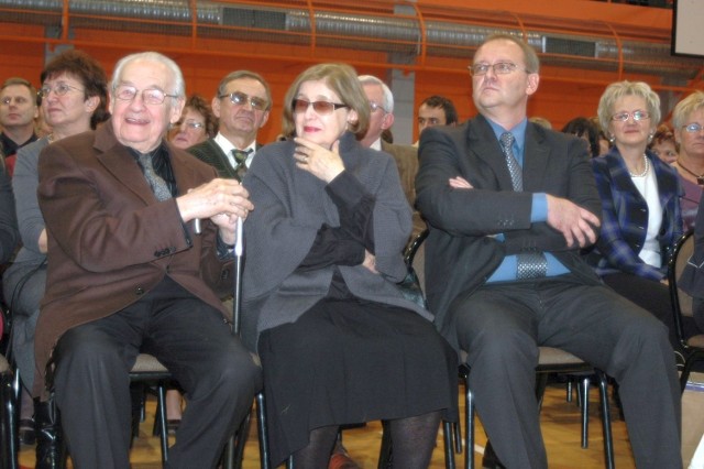 Andrzej Wajda na uroczystości nadania jego imienia szkole w Rudnikach w 2009 roku.
