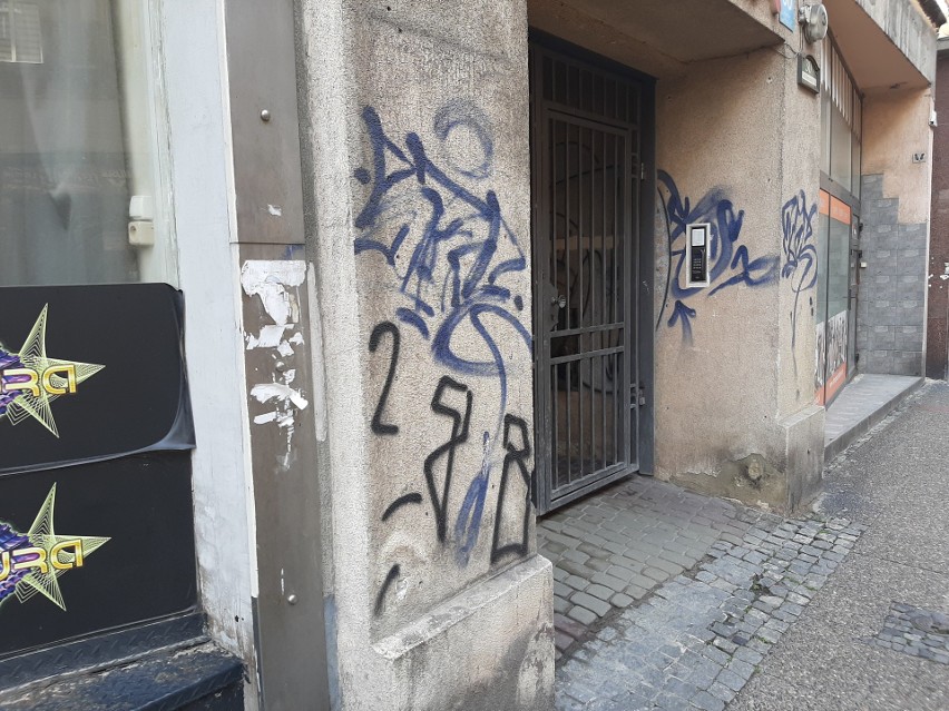Graffiti, które szpecą budynki...