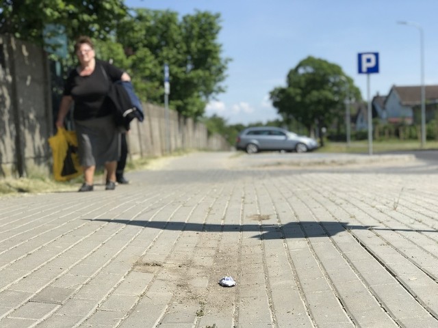 Nowy chodnik przy ul. Legionów Polski w Słupsku już uszkodzony.