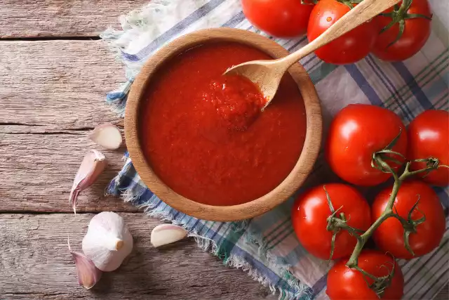 Szybki i smaczny sos pomidorowy można zrobić z przecieru pomidorowego. Wystarczy doprawić go suszoną bazylią, oregano i czosnkiem.