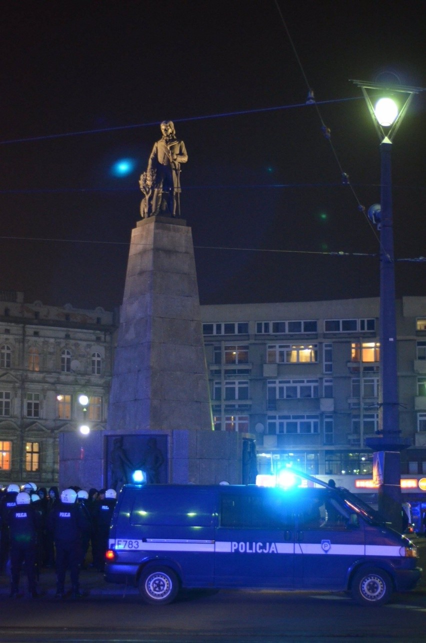 Kibice Widzewa zatrzymani na ul. Piotrkowskiej. Policja uniemożliwiła przemarsz [FILM, ZDJĘCIA, NOWE FAKTY]