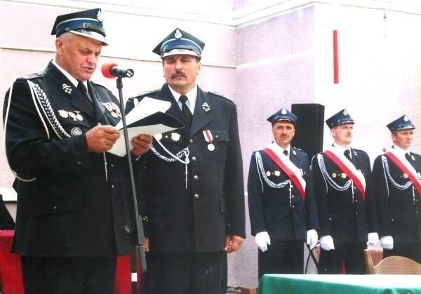 Historię jednostki przybliżył Aleksander Kozera (z lewej), prezes zarządu Ochotniczej Straży Pożarnej w Wilkowie. Obok Wojciech Wierzbicki, komendant jednostki w Wilkowie.