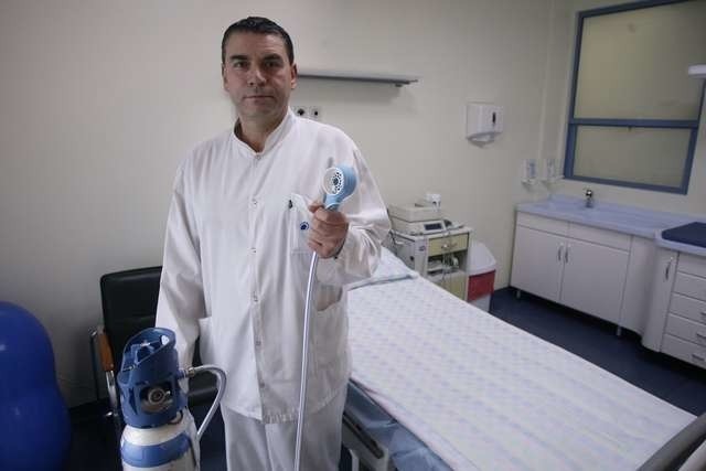 Dr Sławomir Birkholz ze szpitala Swissmed w Gdańsku pokazuje aparaturę do stosowania podtlenku azotu w trakcie porodu 