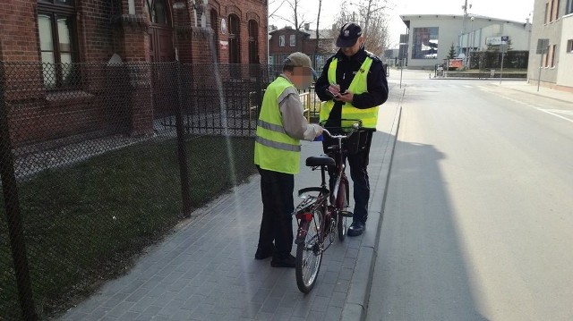 11 wykroczeń popełnionych przez kierujących pojazdami wobec pieszych, oraz 7 wykroczeń, których dopuściły się osoby piesze - to efekt policyjnej akcji "Niechroniony uczestnik ruchu drogowego".- Podczas służby zwracaliśmy szczególną uwagę na eliminowanie wykroczeń popełnianych przez pieszych i rowerzystów a także kierujących niechronionych uczestników ruchu drogowego - informuje st. sierż. Michał Głębocki, oficer prasowy wąbrzeskiej policji. Policjantów można było spotkać w  miejscach o dużym nasileniu ruchu drogowego, głównych ciągach komunikacyjnych jak również na osiedlach i terenach wiejskich.