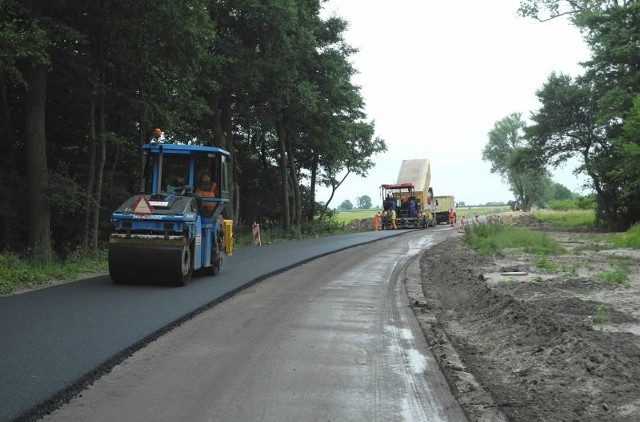 Wykonawcą robót jest firma Strabag. Najpierw położono nawierzchnię na pasie ruchu w stronę Zieleniewa.