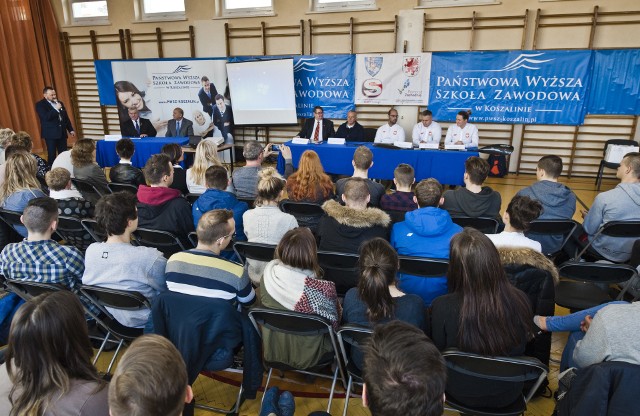 Paraolimpijczycy oraz ich trenerzy odwiedzili studentów Państwowej Wyższej Szkoły Zawodowej w Koszalinie. W trakcie spotkania podpisane zostało porozumienie o współpracy pomiędzy uczelnią a Stowarzyszenia Sportu Niepełnosprawnych Start Koszalin.Na sali gimnastycznej o sportowych emocjach opowiadali złoci medaliści z Rio de Janeiro 2016. Wśród nich był Maciej Sochal z Klubu Start Koszalin, zdobywca pierwszego miejsca  w rzucie maczugą, któremu towarzyszyli trenerzy Romuald Rasiak oraz Aleksander Popławski. Była to też okazja do rozmowy z  Jakubem Tokarzem z Klubu  Start Wrocław, złotym medalistą  w parakajakarstwie, który przyjechał wraz z trenerką Renatą Klekotko. Na spotkaniu nie zabrakło też Ryszarda Fornalczyka, prezes Stowarzyszenia Sportu Niepełnosprawnych Start Koszalin który wraz z Janem Kuriatom, rektorem Państwowej Wyższej Szkoły Zawodowej w Koszalinie podpisał porozumienie. W jego ramach studenci będą mili okazje zobaczyć jak trenują i jak przebiega rehabilitacja osób niepełnosprawnych. Zawodnicy oraz trenerzy będą mogli korzystać z wiedzy i doświadczenia wykładowców uczelni. Mielno: Budowa apartamentowca Dune w Mielnie