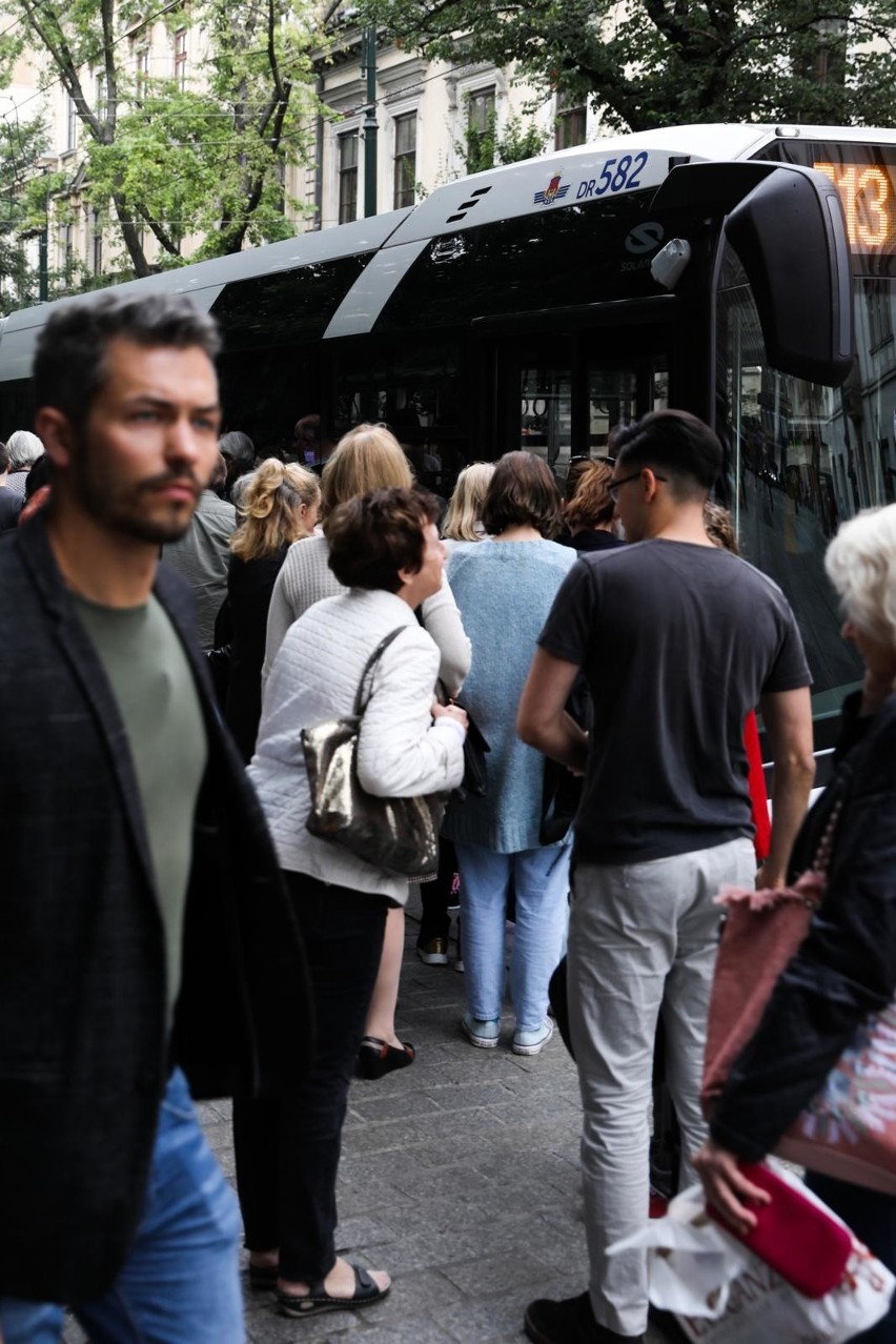 Pasażerowie często muszą dziesiątki minut czekać na autobus...