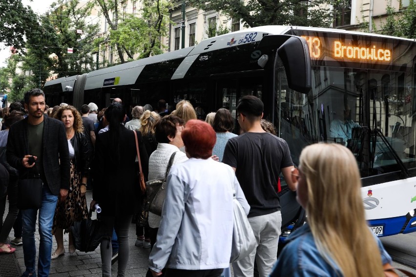 Pasażerowie często muszą dziesiątki minut czekać na autobus...
