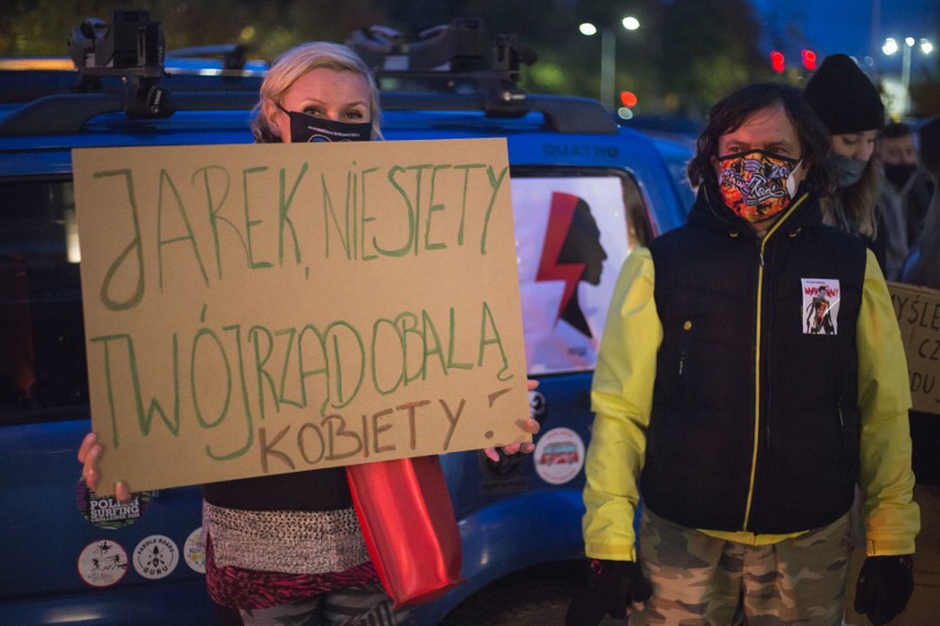 Środowy protest był największym w Słupsku przeciwko wyrokowi Trybunału Konstytucyjnego. Była kontrmanifestacja [ZDJĘCIA, WIDEO]