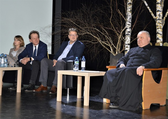 Konferencja historyczna w Proszowicach. Pierwszy z prawej ks. dr Jan Zwierzchowski, następnie Wojciech Nowiński, prof. Włodzimierz Bernacki i Sylwia Dziuba z Muzeum Ziemi Miechowskiej