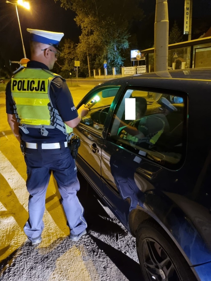 Nocna akcja policji w Ostaszewie pod Toruniem....