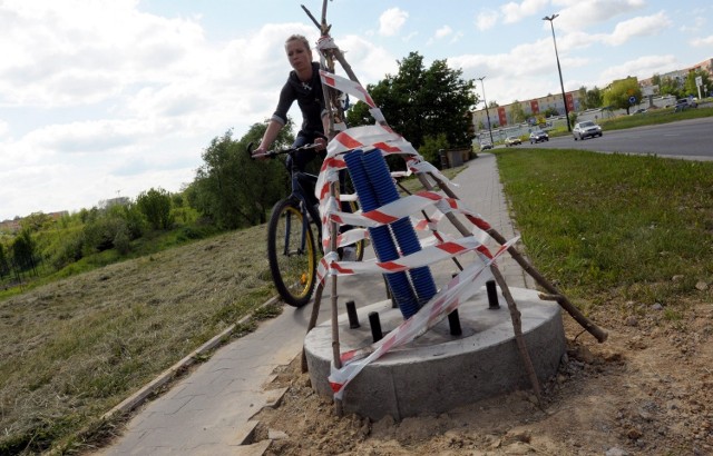 Nowy chodnik zamienił się w trasę slalomu