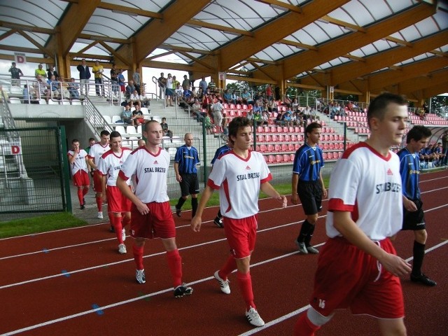 Na razie nowy stadion testują piłkarze IV-ligowej Stali. Wkrótce na boisko wybiegną tu najlepsi młodzi piłkarze z Polski i Niemiec.