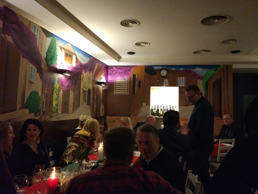 Włoski wieczór w kieleckiej pizzerii. Była degustacja wina i koncert Alberto Amati
