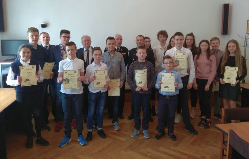 W Zwoleniu odbyły się eliminacje powiatowe Ogólnopolskiego Turnieju Wiedzy Pożarniczej "Młodzież Zapobiega Pożarom". Kto został laureatem?