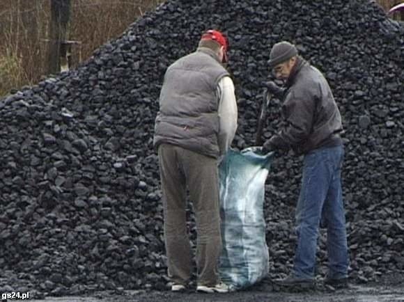 Horrendalne ceny węgla sprawiły, że ludzie kupują go na worki bądź wiadra.